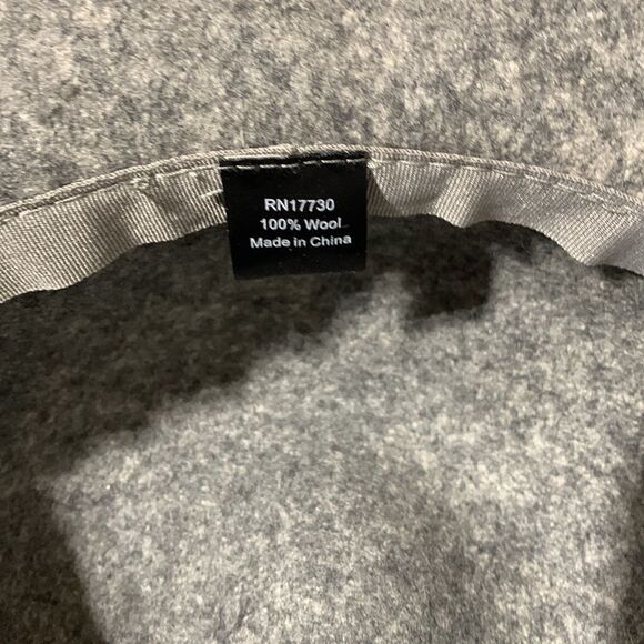 WOOL Felt hat one button detail gray like new - Picture 7 of 9